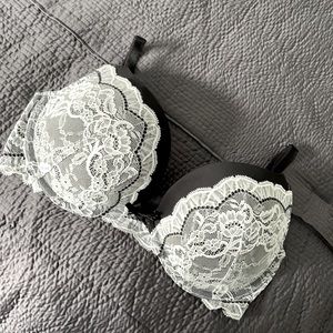 34DD Victoria’s Secret push-up bra white lace